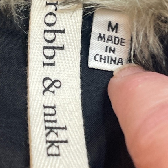 Robbi & Nikki Faux Fur Cropped Jacket w/ Rhinestone Brooch Size Women’s Medium - Picture 4 of 16